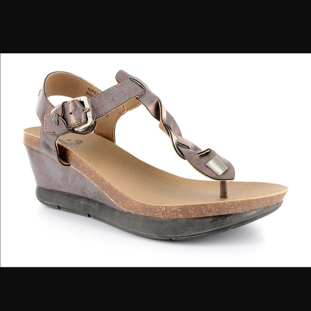 Corkys Hipster Thong Wedge Sandal, Metalli…